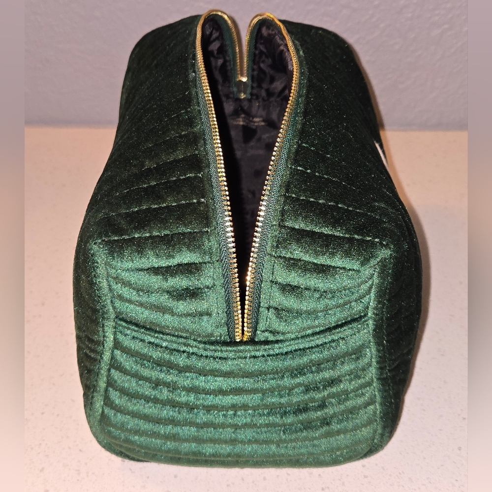 Benevolence LA Green Quilted Zip Bag Makeup Cosmetics Travel - Picture 6 of 7